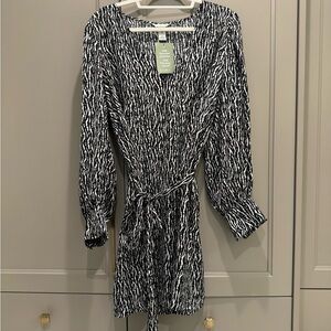 Black and white silky v neck dress.size xxl